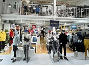 P.23-24 マリンストア、より充実したマリンウエアを提供する売り場へとリニューアル